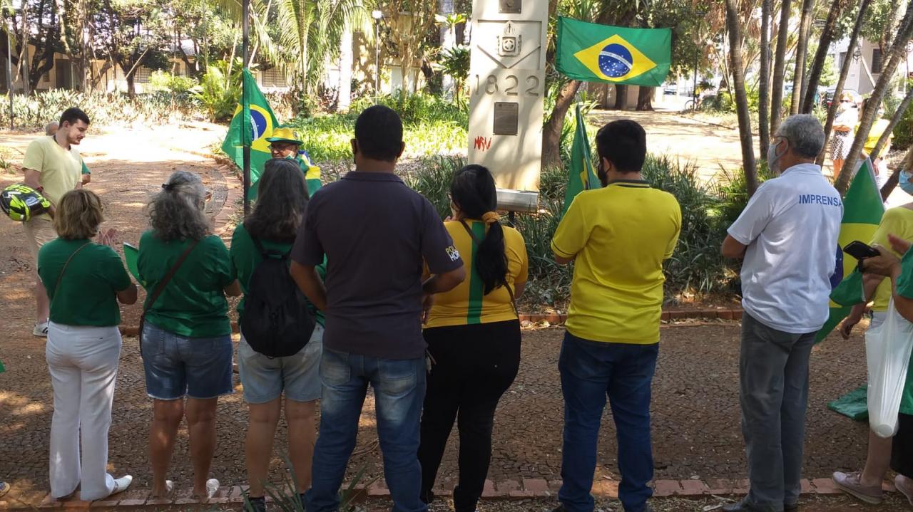 Foto 12 de 31 — Manifestantes fazem ato pró-Bolsonaro na Praça da Independência; veja imagens